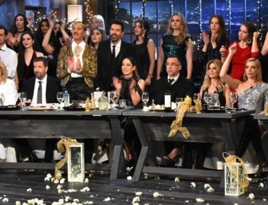 «Στην υγεία μας»: H Σάσα Σταμάτη πέταξε πιάτο και πέτυχε τη Τζένη Μπότση- «Δολοφονικό» βλέμμα από την ηθοποιό (βίντεο)